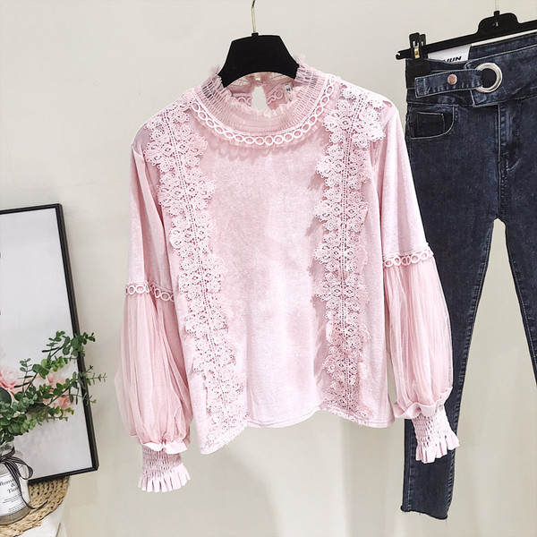 Κομψή γυναικεία μπλούζα με χαμηλό γιακά σε ροζ και άσπρο χρώμα