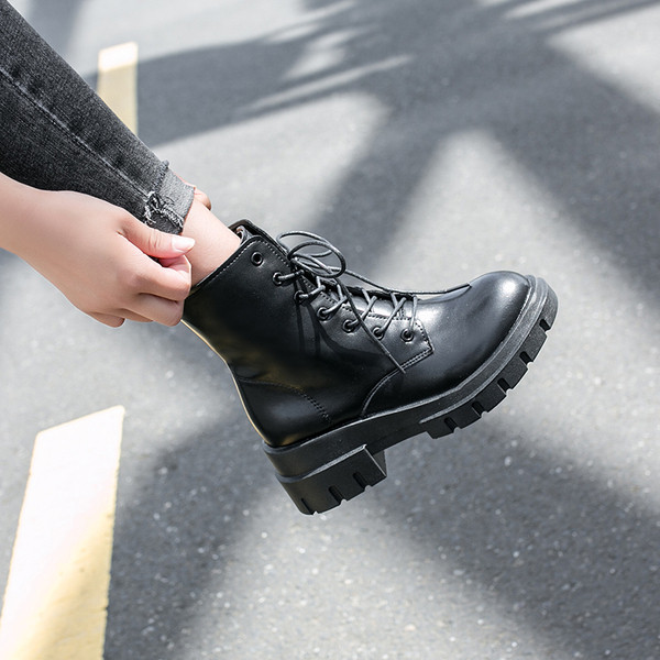 Télre is alkalmas női alkalmi bőrcsizma két színben