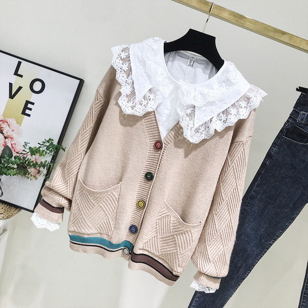 Актуална дамска жилетка с шпиц деколте и цветни копчета в бял,жълт и бежов цвят