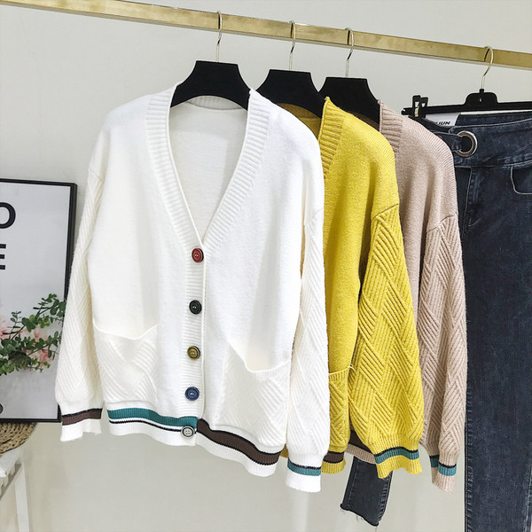 Актуална дамска жилетка с шпиц деколте и цветни копчета в бял,жълт и бежов цвят