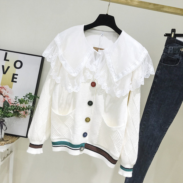 Актуална дамска жилетка с шпиц деколте и цветни копчета в бял,жълт и бежов цвят