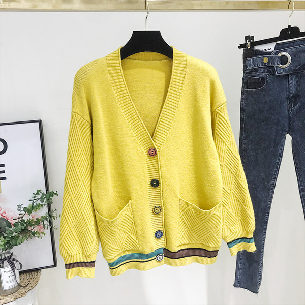 Актуална дамска жилетка с шпиц деколте и цветни копчета в бял,жълт и бежов цвят