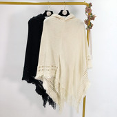 Poncho de damă tricotat în alb și negru