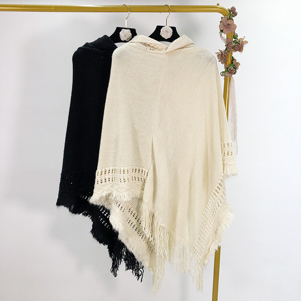 Poncho de damă tricotat în alb și negru