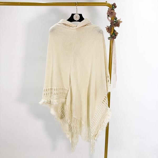 Poncho de damă tricotat în alb și negru