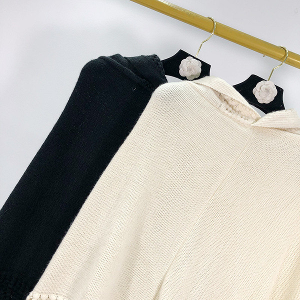 Poncho de damă tricotat în alb și negru