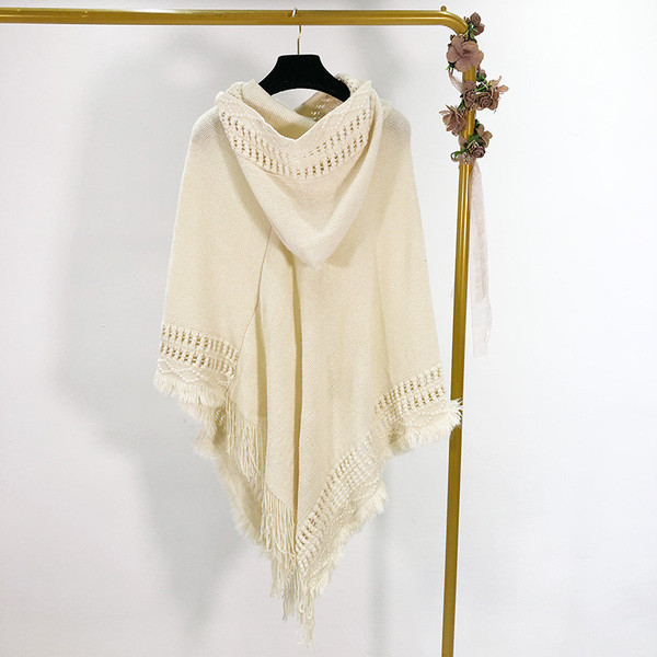 Poncho de damă tricotat în alb și negru