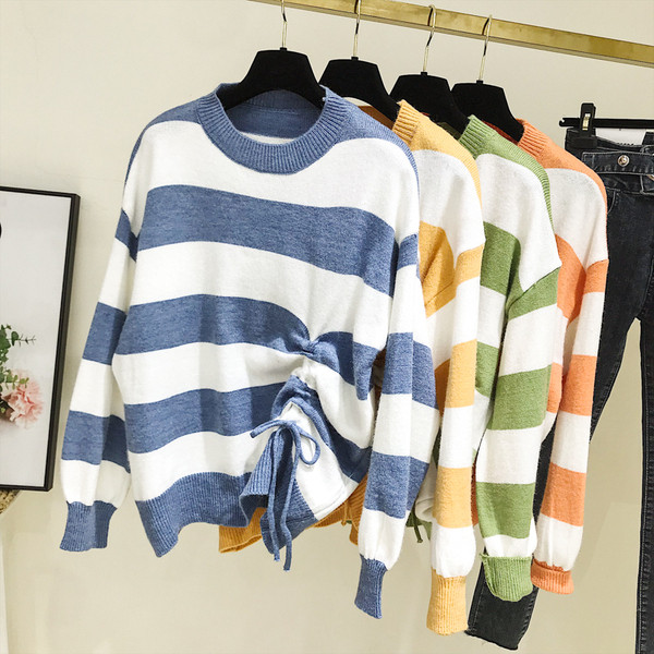 Pulover de damă modern în dungi cu decolteu rotund în albastru, galben, verde și portocaliu