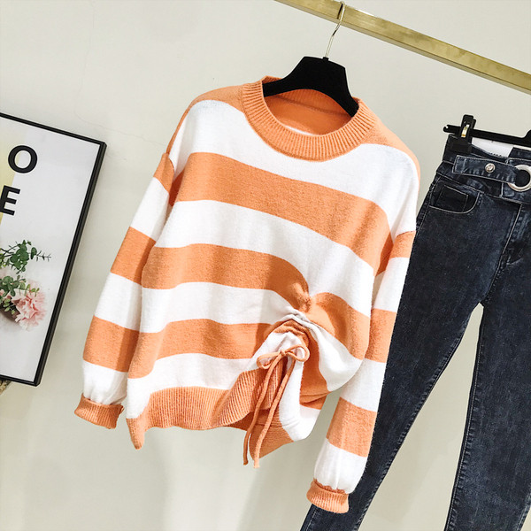 Pulover de damă modern în dungi cu decolteu rotund în albastru, galben, verde și portocaliu