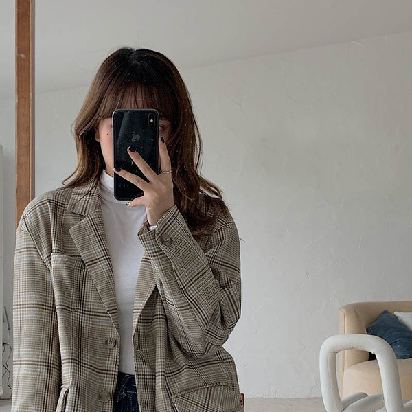 Testhezálló kockás kabát bézs színű gombokkal