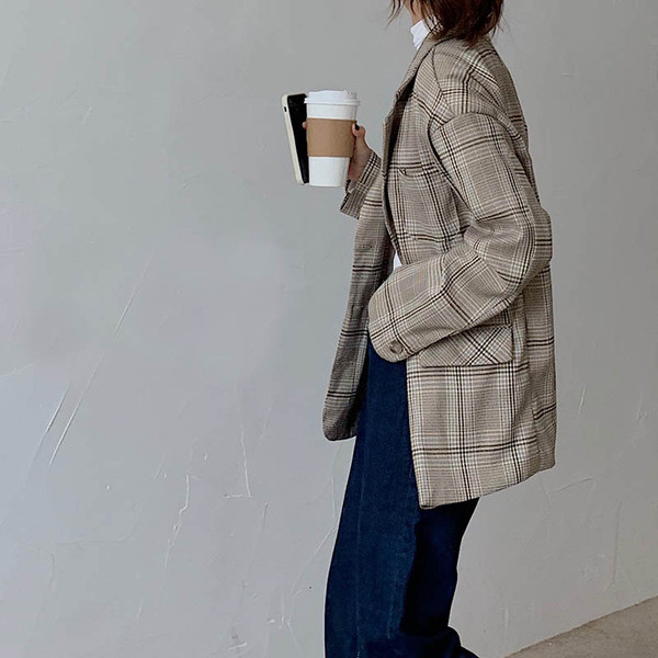 Testhezálló kockás kabát bézs színű gombokkal