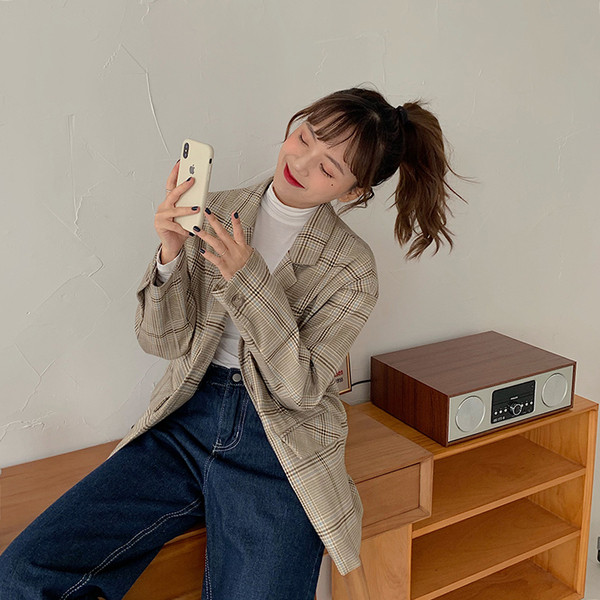 Testhezálló kockás kabát bézs színű gombokkal