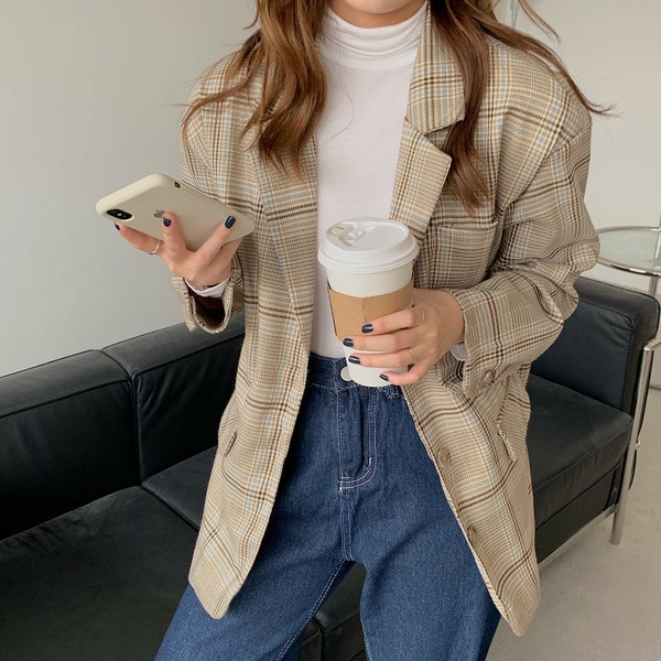 Testhezálló kockás kabát bézs színű gombokkal