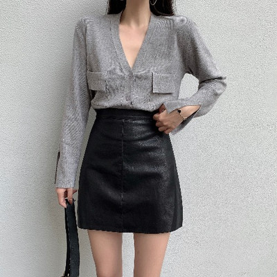 Bluză de damă cu decolteu spitz și buzunare de culoare gri și negru