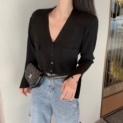 Bluză de damă cu decolteu spitz și buzunare de culoare gri și negru