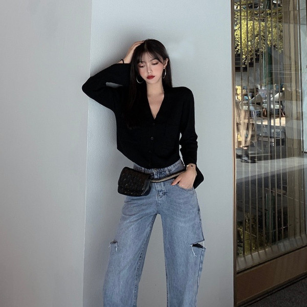 Bluză de damă cu decolteu spitz și buzunare de culoare gri și negru