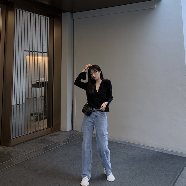 Bluză de damă cu decolteu spitz și buzunare de culoare gri și negru