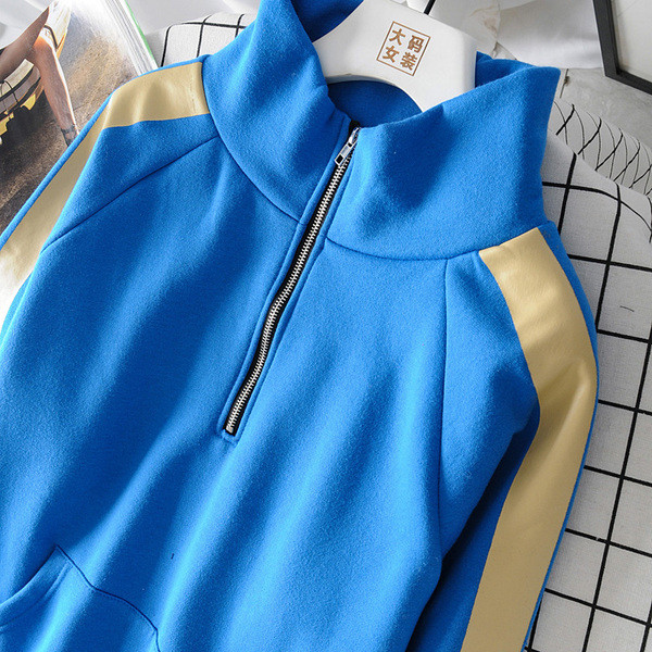 Καθημερινό γυναικείο φούτερ με κουκούλα και κορδόνια σε μαύρο και μπλε χρώμα