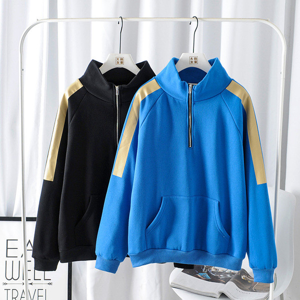 Καθημερινό γυναικείο φούτερ με κουκούλα και κορδόνια σε μαύρο και μπλε χρώμα