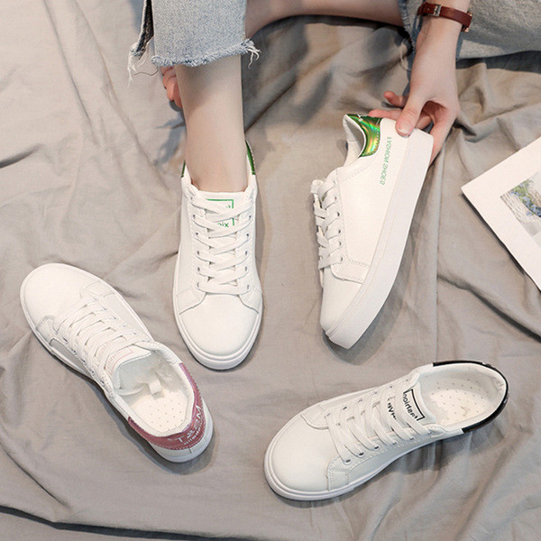 ÚJ Modern női tornacipő lapos talppal, fehér színben