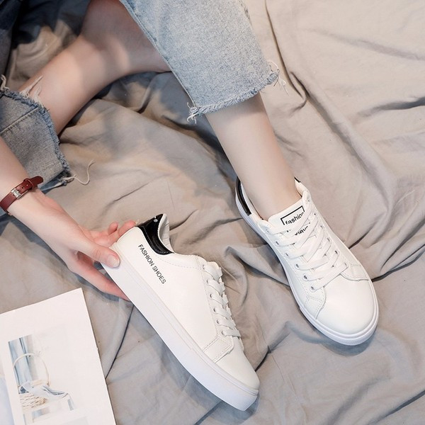 ÚJ Modern női tornacipő lapos talppal, fehér színben