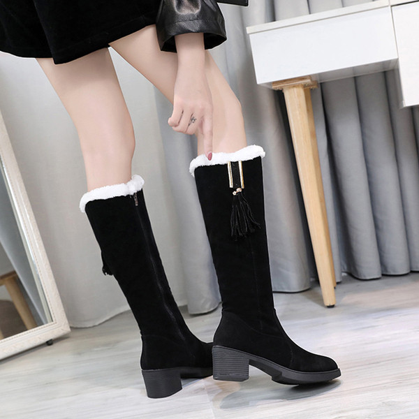 Modern női téli csizma puha béléssel, fekete színben