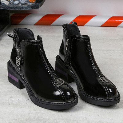 Cizmele moderne de damă cu un element metalic sunt alb-negru