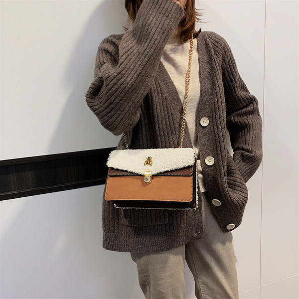 Geanta de dama moderna cu puf si element metalic in mai multe culori