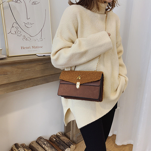 Geanta de dama moderna cu puf si element metalic in mai multe culori