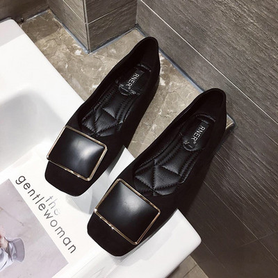 Γυναικεία παπούτσια με μεταλλική πόρπη και επίπεδη σόλα σε δύο χρώματα