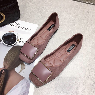 Γυναικεία παπούτσια με μεταλλική πόρπη και επίπεδη σόλα σε δύο χρώματα