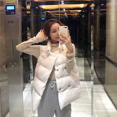 Vesta de iarna de dama cu nasturi in alb, bej si negru