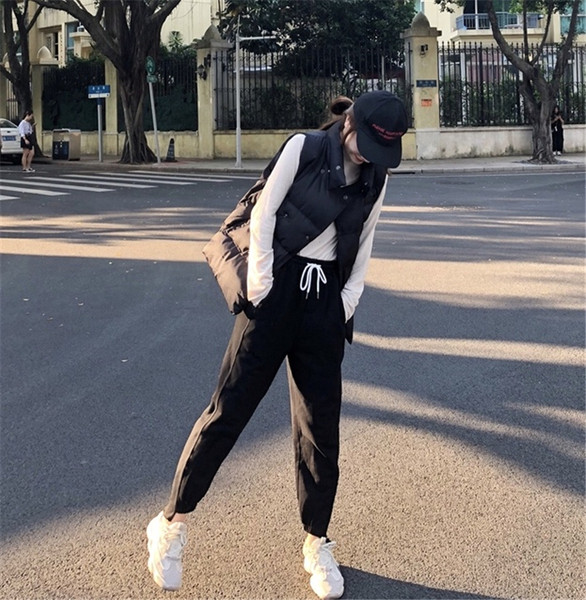 Vesta de iarna de dama cu nasturi in alb, bej si negru