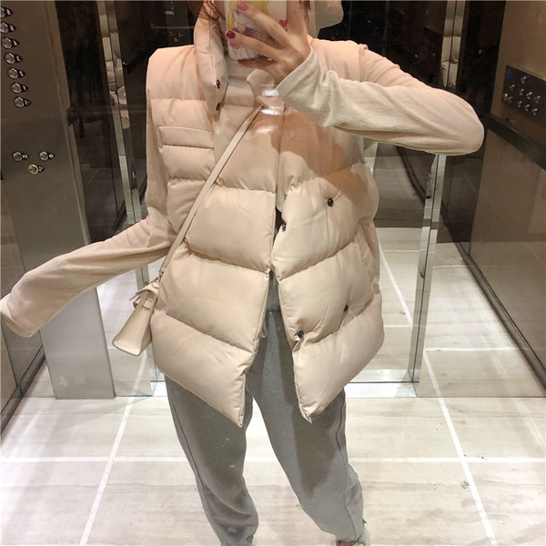 Vesta de iarna de dama cu nasturi in alb, bej si negru