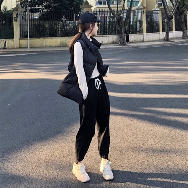 Vesta de iarna de dama cu nasturi in alb, bej si negru