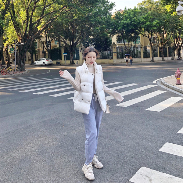 Vesta de iarna de dama cu nasturi in alb, bej si negru