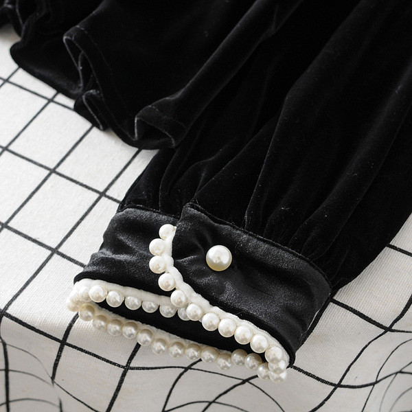 Bluză de damă modernă cu mâneci lungi și nasturi de culoare neagră