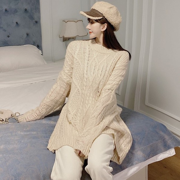 Pulover lung și lat cu motive rupte în roșu, verde și bej