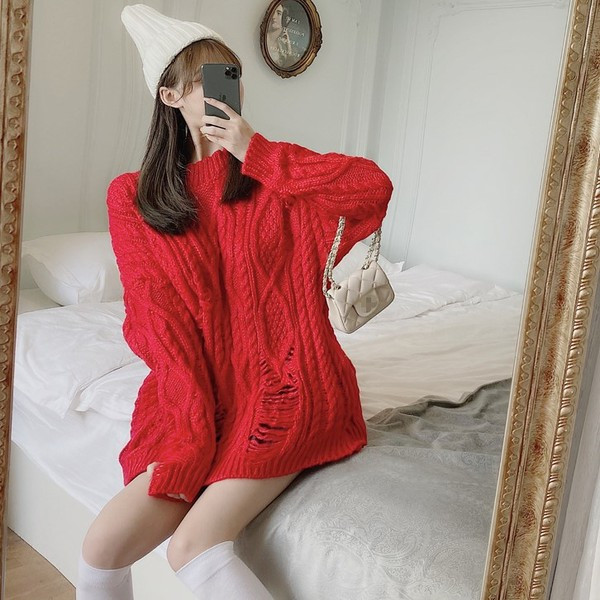 Pulover lung și lat cu motive rupte în roșu, verde și bej