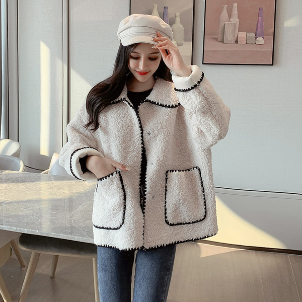 Модерно дамско палто с джобове в бял и жълт цвят