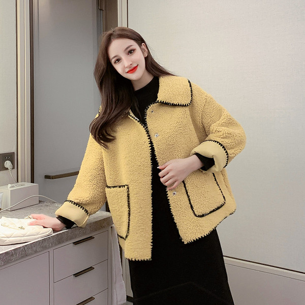 Модерно дамско палто с джобове в бял и жълт цвят