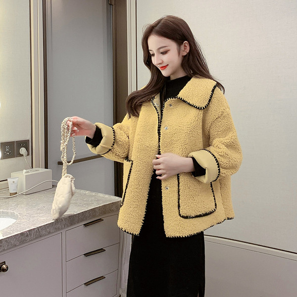 Модерно дамско палто с джобове в бял и жълт цвят