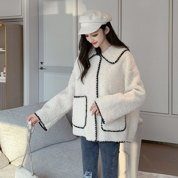 Модерно дамско палто с джобове в бял и жълт цвят