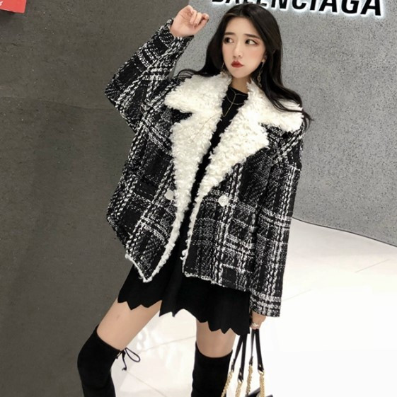 Palton scurt în carouri, cu căptușeală moale și buzunare