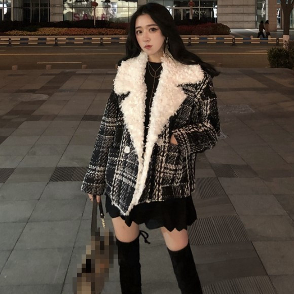 Palton scurt în carouri, cu căptușeală moale și buzunare