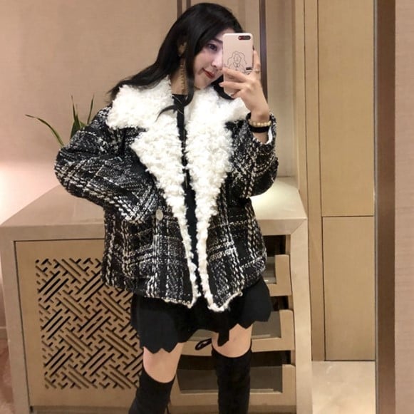 Palton scurt în carouri, cu căptușeală moale și buzunare