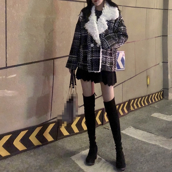 Palton scurt în carouri, cu căptușeală moale și buzunare