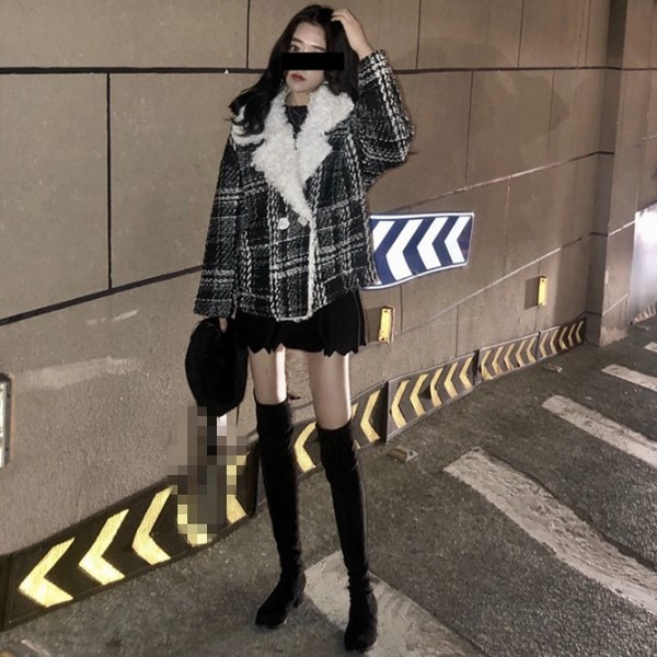 Palton scurt în carouri, cu căptușeală moale și buzunare