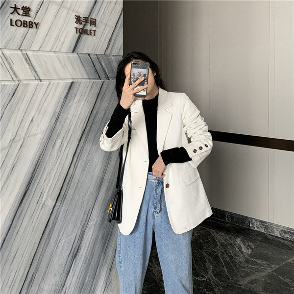 Modern női kordbársony kabát fehér színben, gombokkal