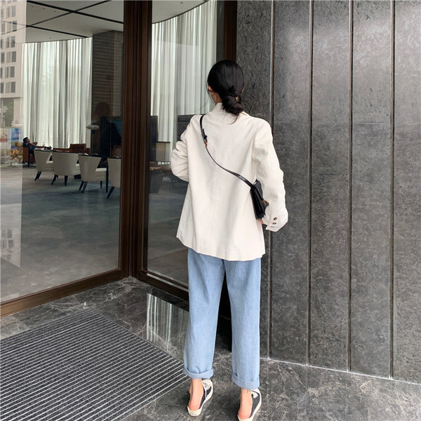 Modern női kordbársony kabát fehér színben, gombokkal